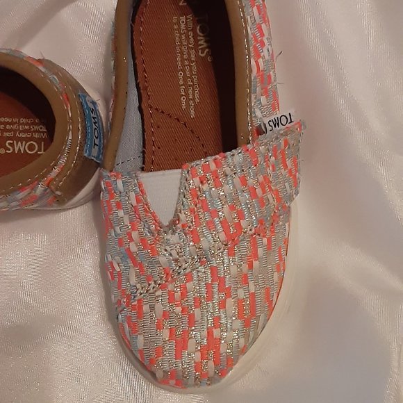 Sz T7 Toms, One for One Boutique, Girls Alpargata Slip-Ons/Flats NWOT - Picture 2 of 5
